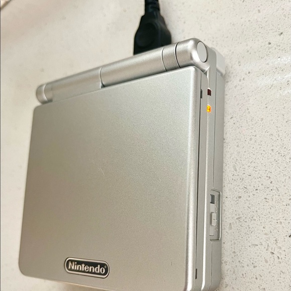 Nintendo GameBoy Advance SP Platinum Silver - Picture 8 of 16